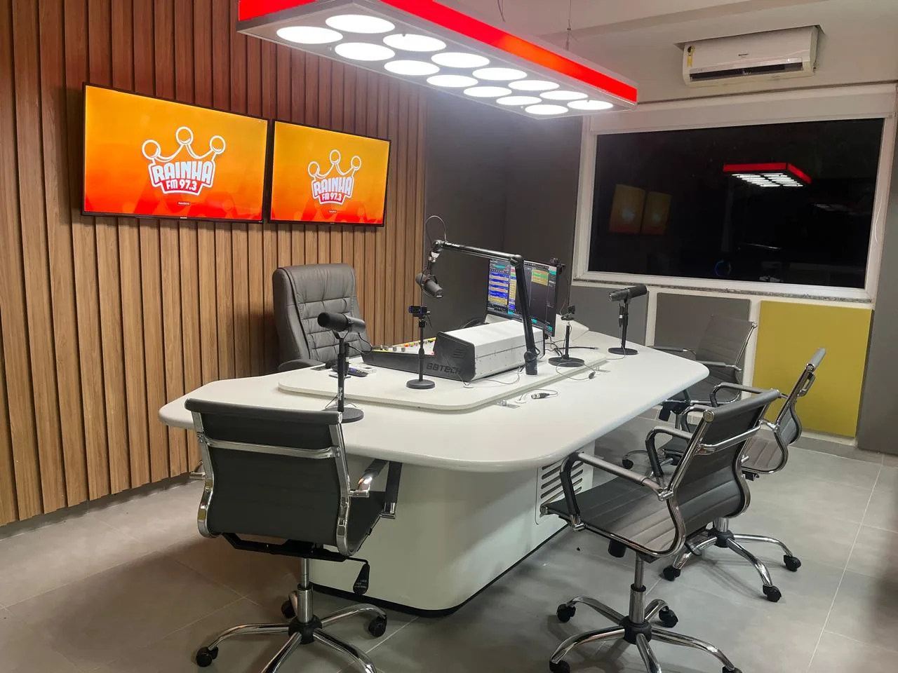 Rainha FM — Sobre a Rádio Descrição